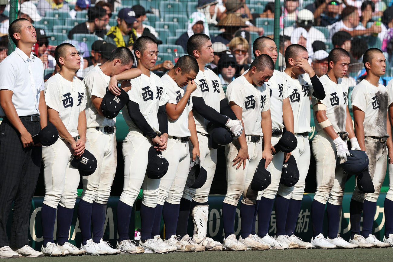 東洋大姫路対西日本短大付　東洋大姫路に敗れ、整列する西日本短大付の選手たち（撮影・前田充）