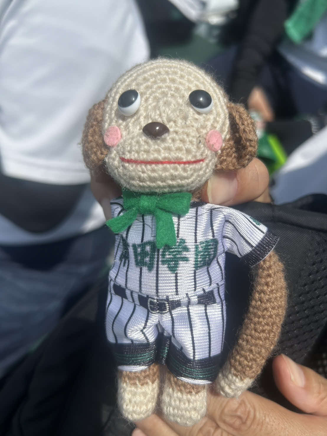 津田学園の父母会が毛糸で編んで部員たちに届けたユニホーム姿の猿のお守り（撮影・平山連）