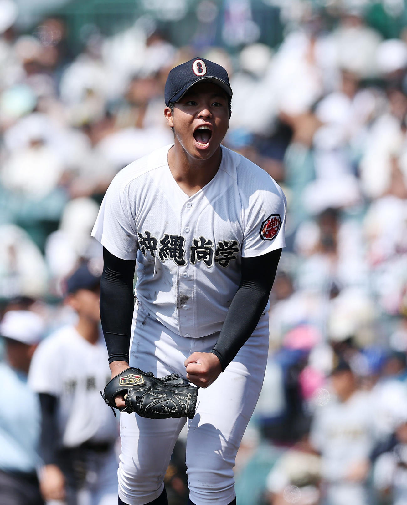 沖縄尚学対仙台育英　7回裏仙台育英2死一塁、和賀を空振り三振に仕留め、雄たけびを上げる末吉（撮影・前田充）