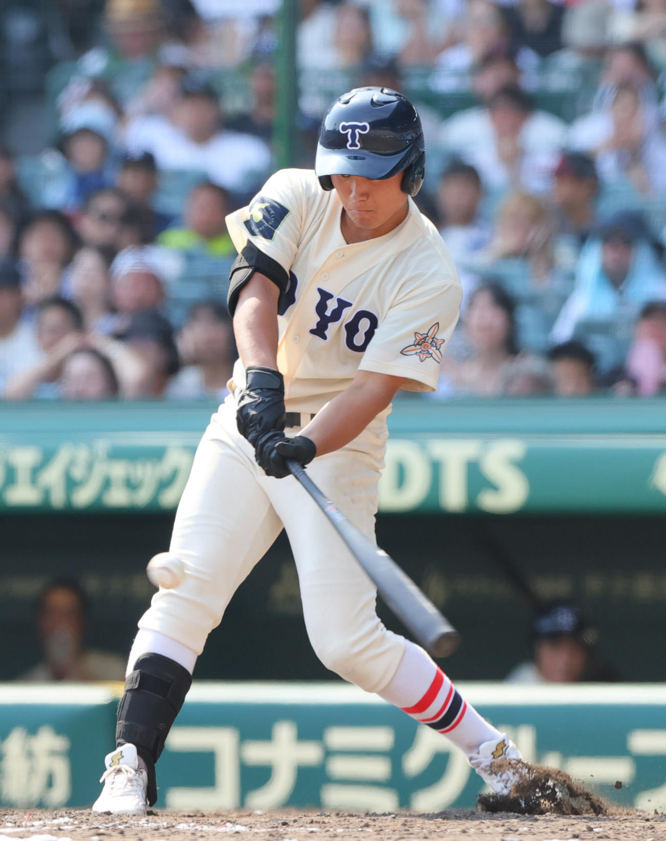 東洋大姫路対西日本短大付　5回表東洋大姫路2死一、二塁、白鳥は中前適時打を放つ（撮影・上山淳一）