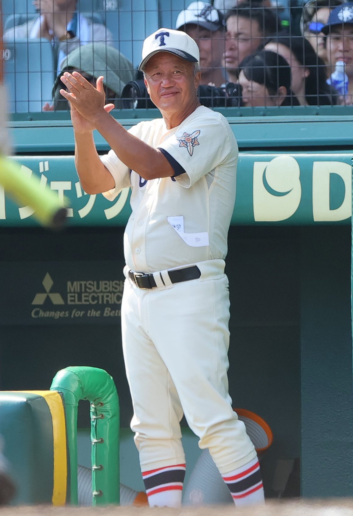 東洋大姫路対西日本短大付　5回表東洋大姫路2死一、二塁、岡田監督は白鳥が中前適時打を放ち拍手する（撮影・上山淳一）