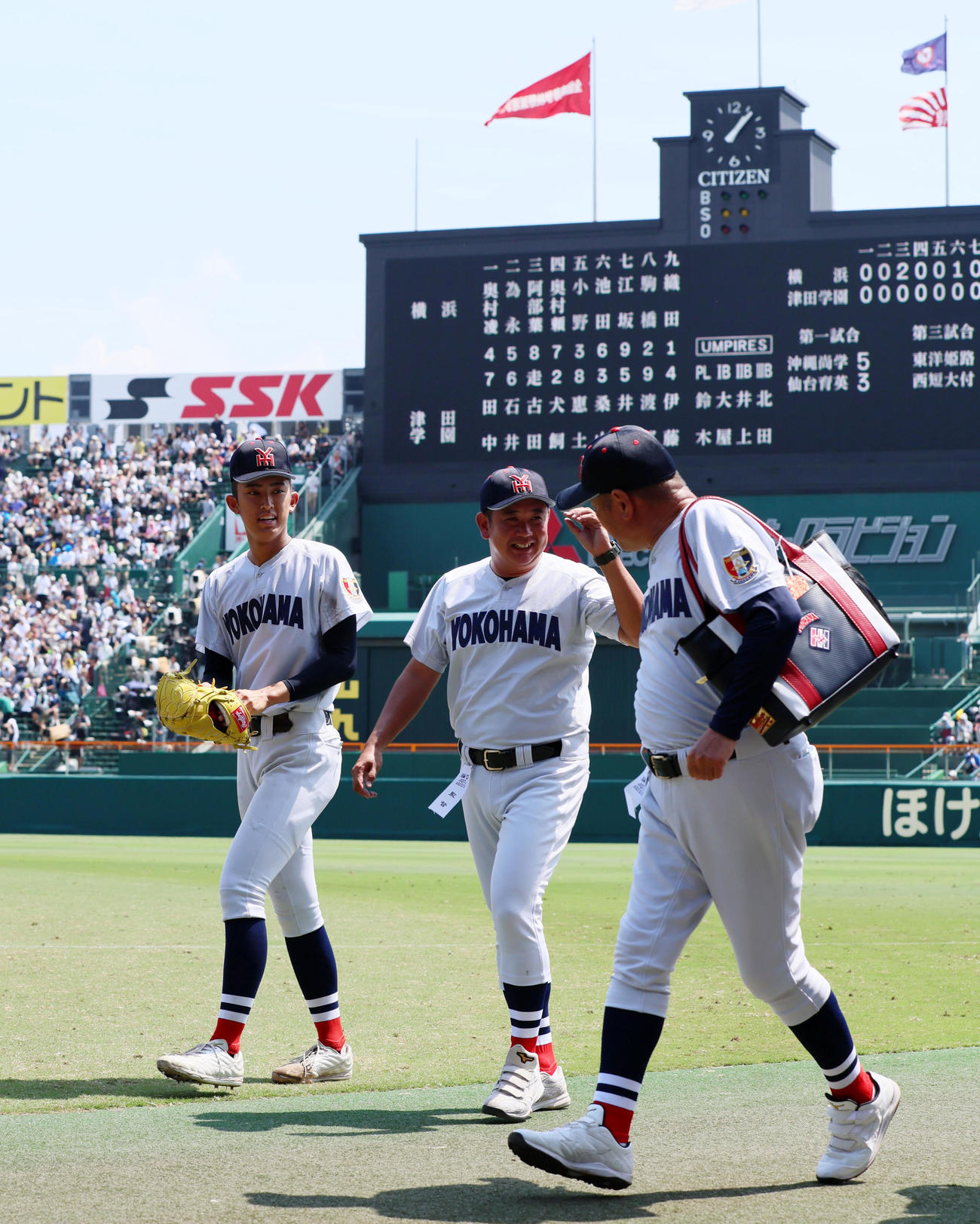 横浜対津田学園　試合後織田（左）は村田監督と話しながら引き揚げる（撮影・加藤哉）