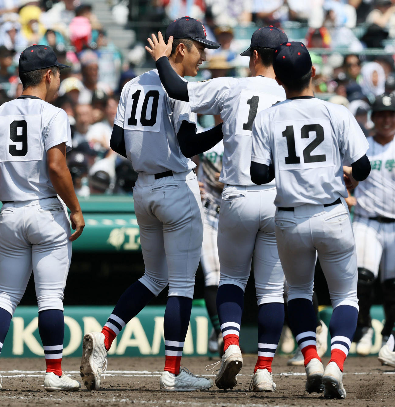 横浜対津田学園　津田学園に勝利し山脇（右）から頭をなでられる横浜・織田（10番）（撮影・加藤哉）