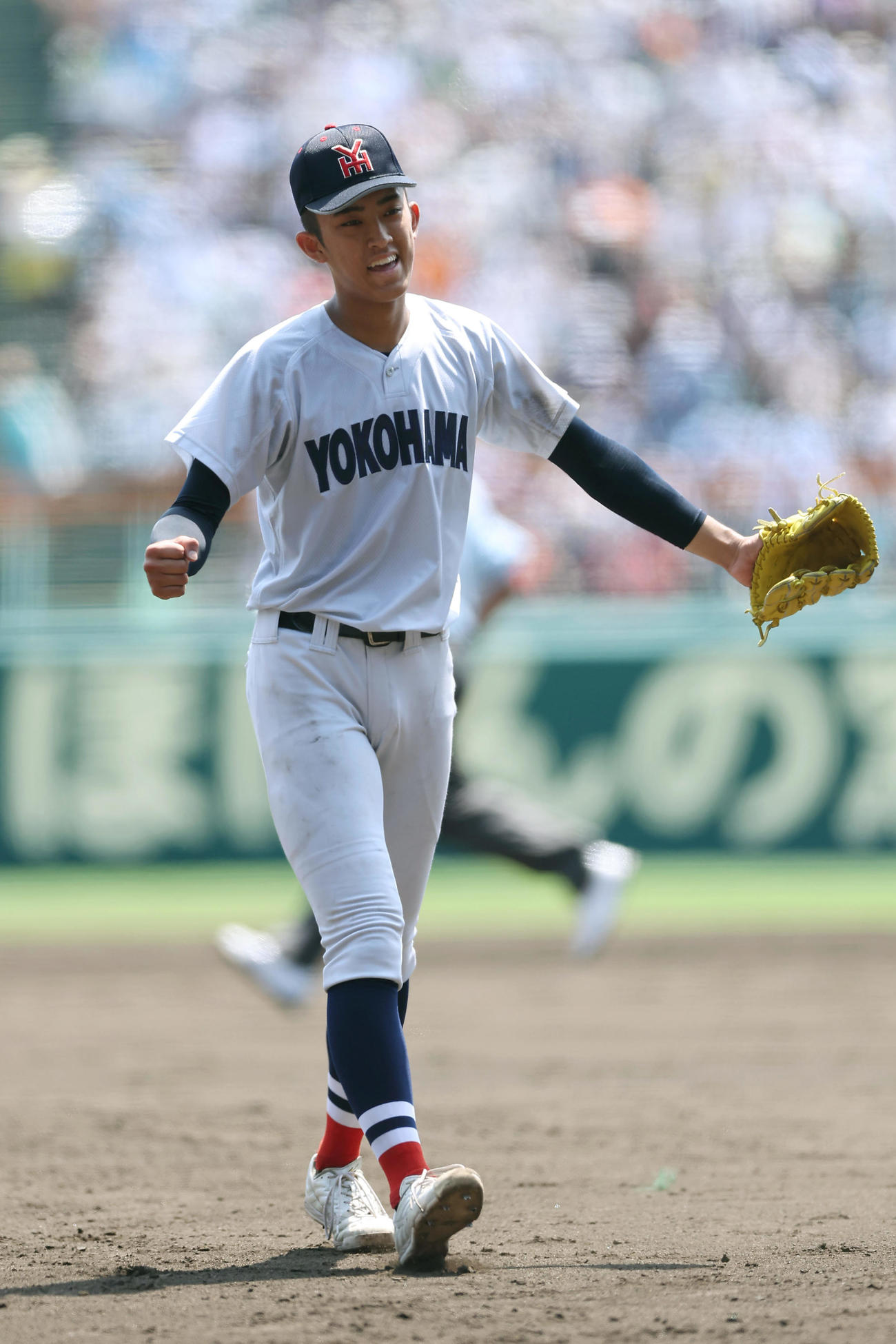 横浜対津田学園　9回裏津田学園2死一、二塁、桑山を左飛に打ち取り、笑顔を見せる横浜・織田（撮影・前田充）