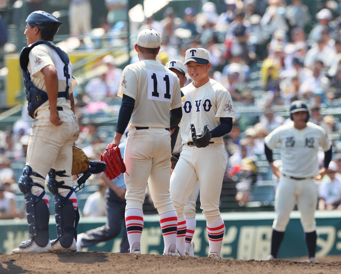 東洋大姫路対西日本短大付　3回裏西日本短大付2死一、二塁、先発の森（左から2人目）に代わって木下がマウンドに向かう（撮影・上山淳一）