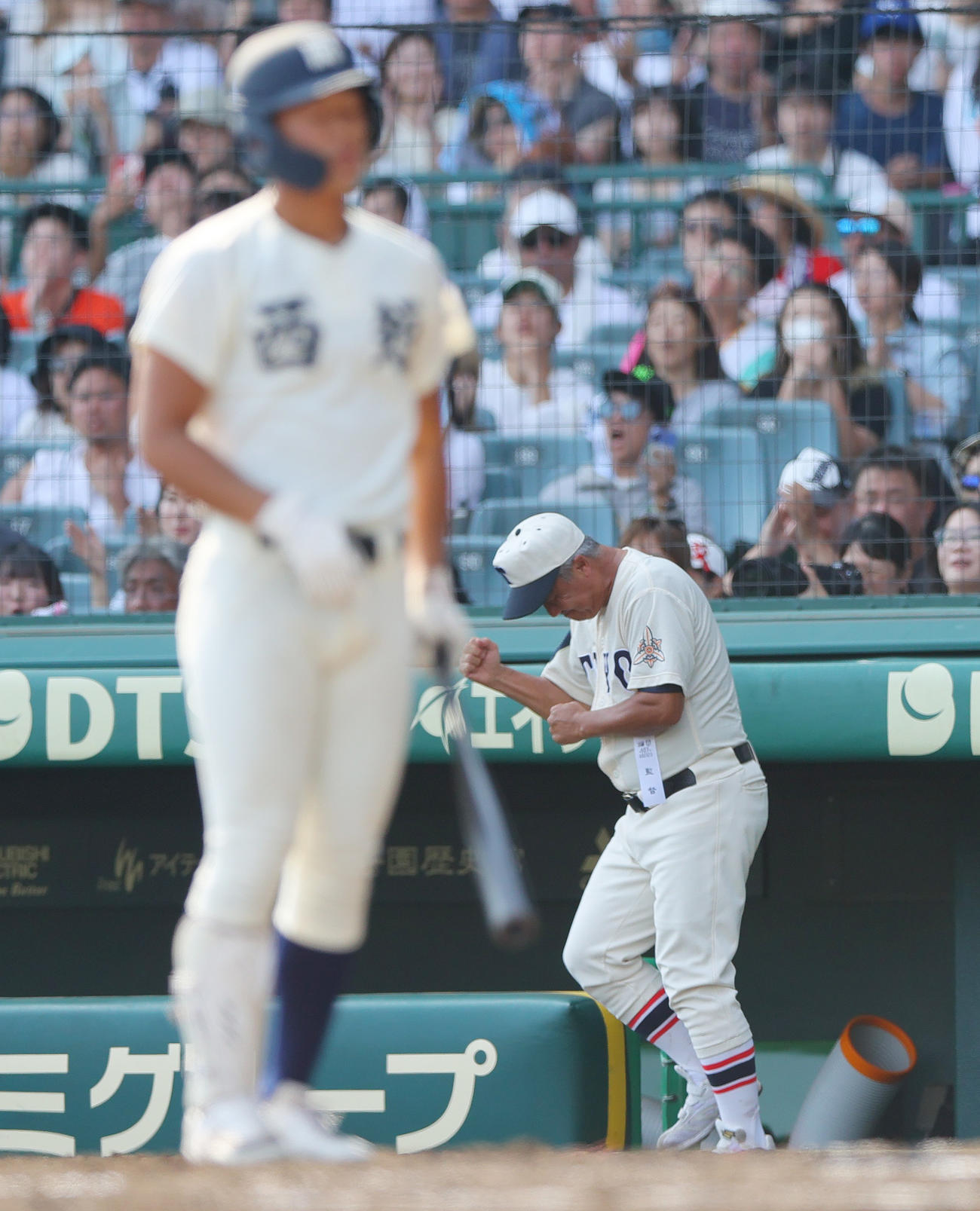 東洋大姫路対西日本短大付　7回裏西日本短大付2死一、二塁、岡田監督（中央）は投手木下が安田を見逃し三振に仕留めガッツポーズする（撮影・上山淳一）
