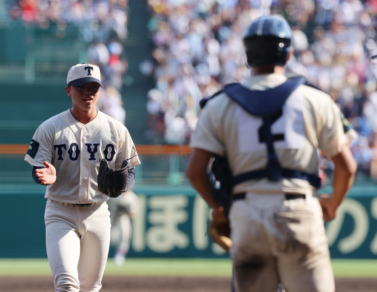 東洋大姫路対西日本短大付　9回裏西日本短大付2死一塁、木下（左）は最終打者の斉藤を中飛に仕留めグラブをたたいて喜ぶ（撮影・上山淳一）
