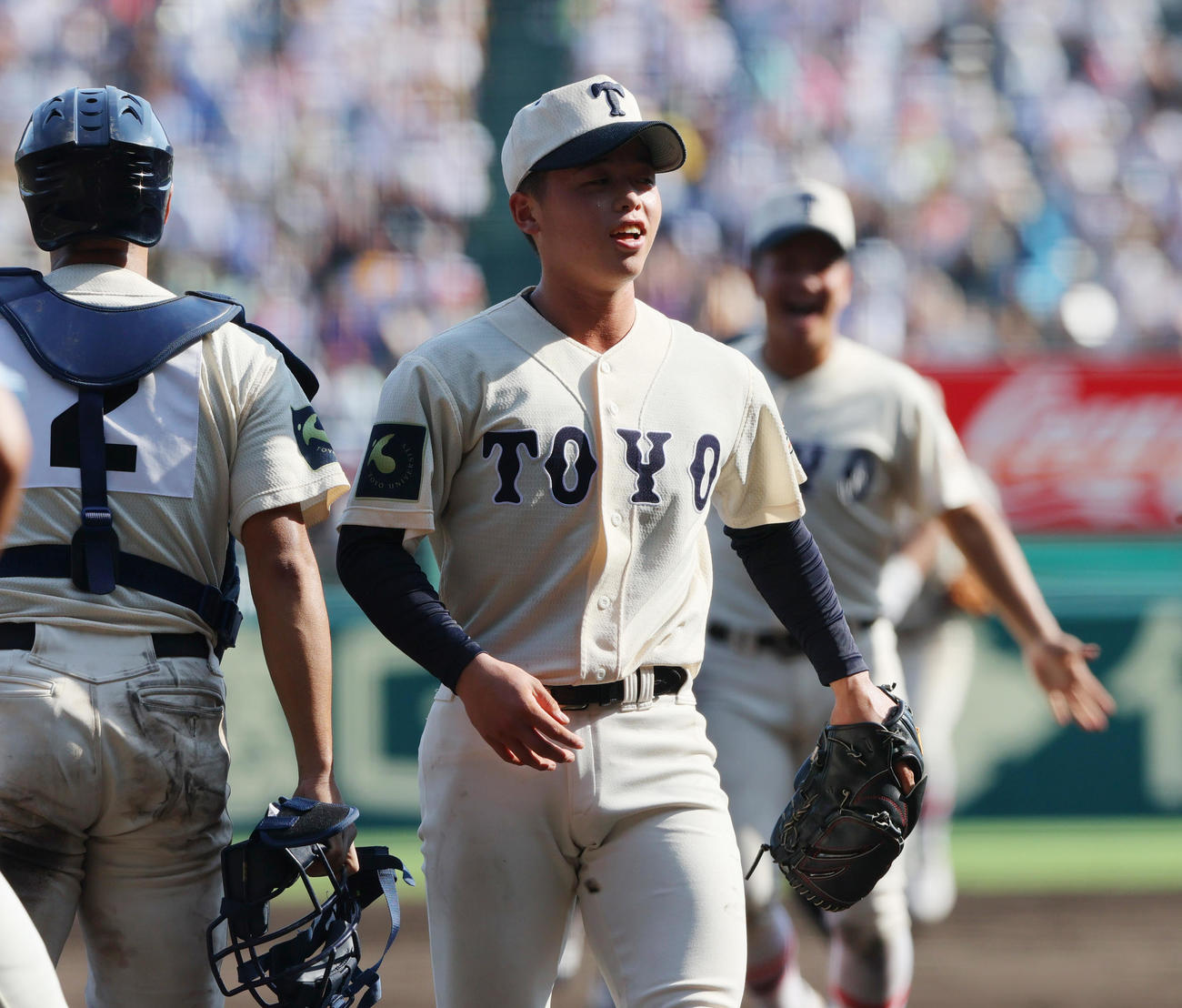 東洋大姫路対西日本短大付　9回裏西日本短大付2死一塁、木下（中央）は最終打者の斉藤大将を中飛に仕留め笑顔を見せる（撮影・上山淳一）