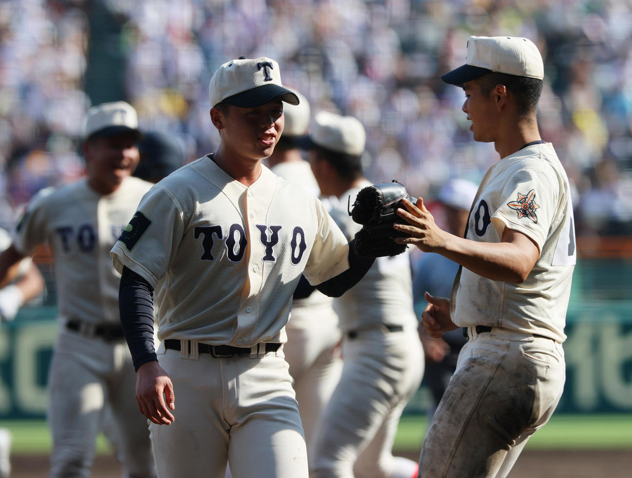 東洋大姫路対西日本短大付　9回裏西日本短大付2死一塁、木下（中央）は最終打者の斉藤を中飛に仕留め仲間とタッチをかわす（撮影・上山淳一）