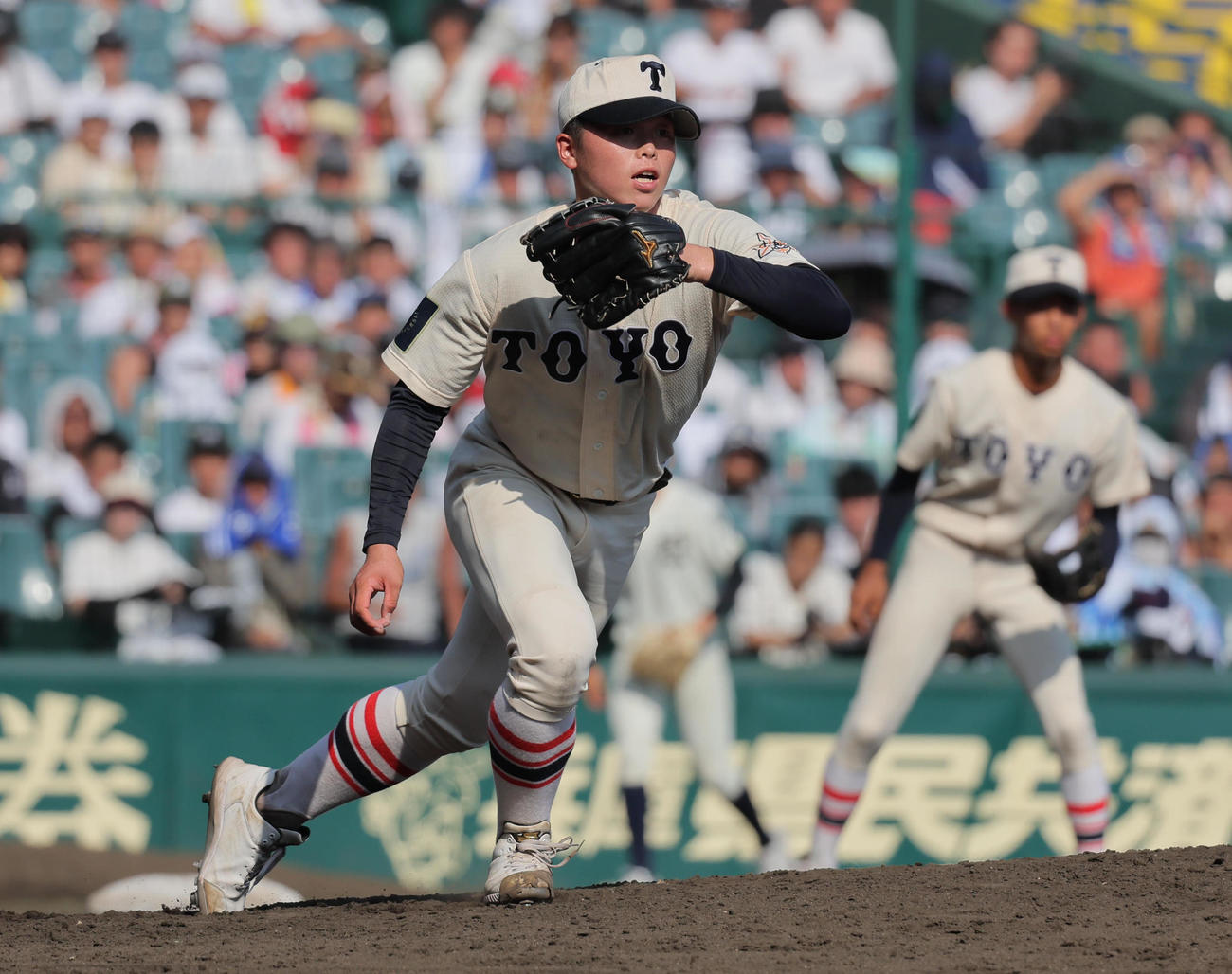 東洋大姫路対西日本短大付　9回裏西日本短大付1死、木下鷹大は奥駿仁を一塁ゴロに仕留める（撮影・宮崎幸一）