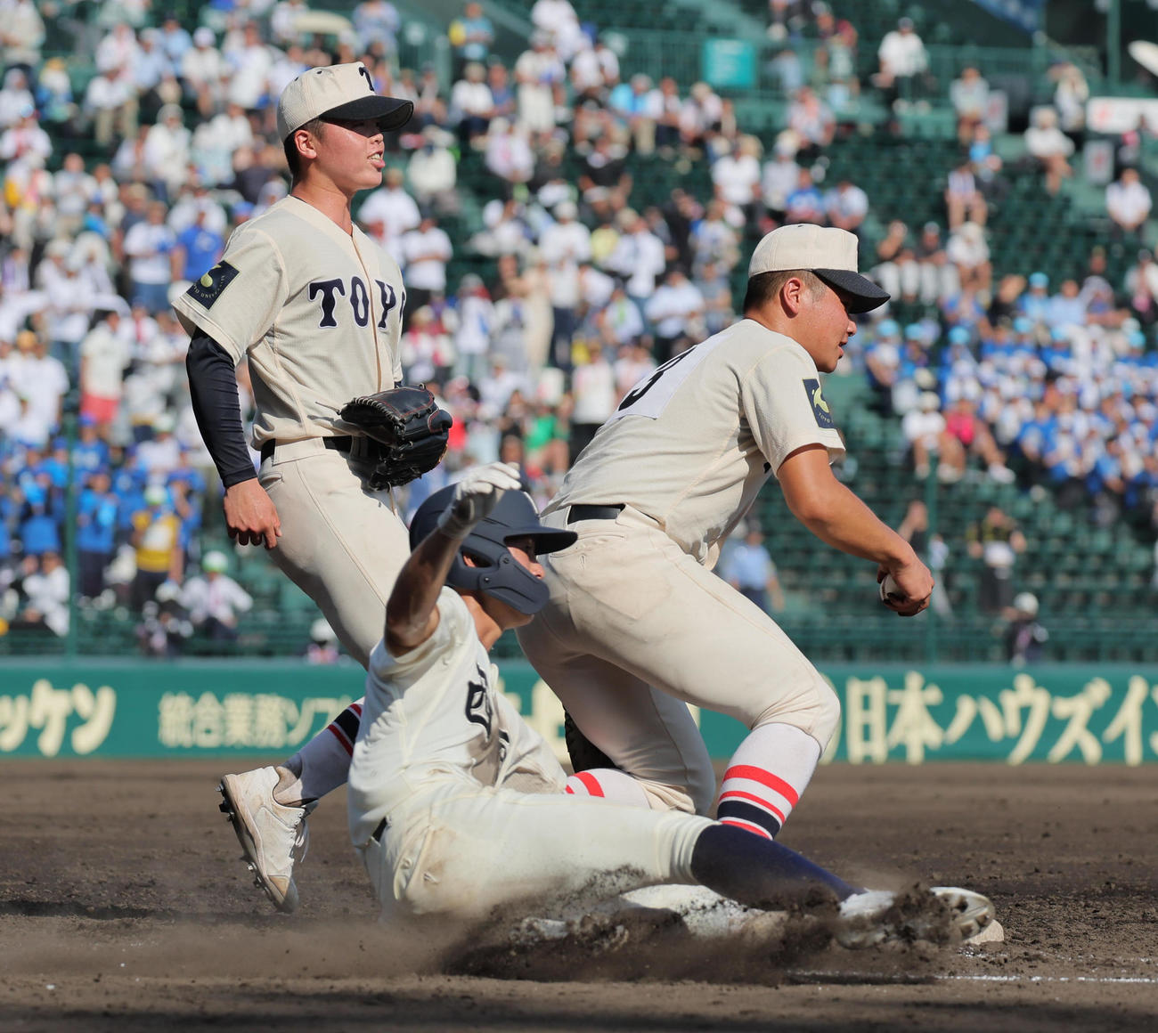 東洋大姫路対西日本短大付　9回裏西日本短大付1死、木下鷹大（左）は奥駿仁を一塁ゴロに仕留める。一塁手は高田瑠心（撮影・宮崎幸一）