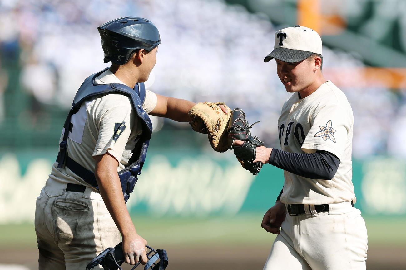 東洋大姫路対西日本短大付　西日本短大付に勝利し、タッチを交わす東洋大姫路・桑原（左）と木下（撮影・前田充）
