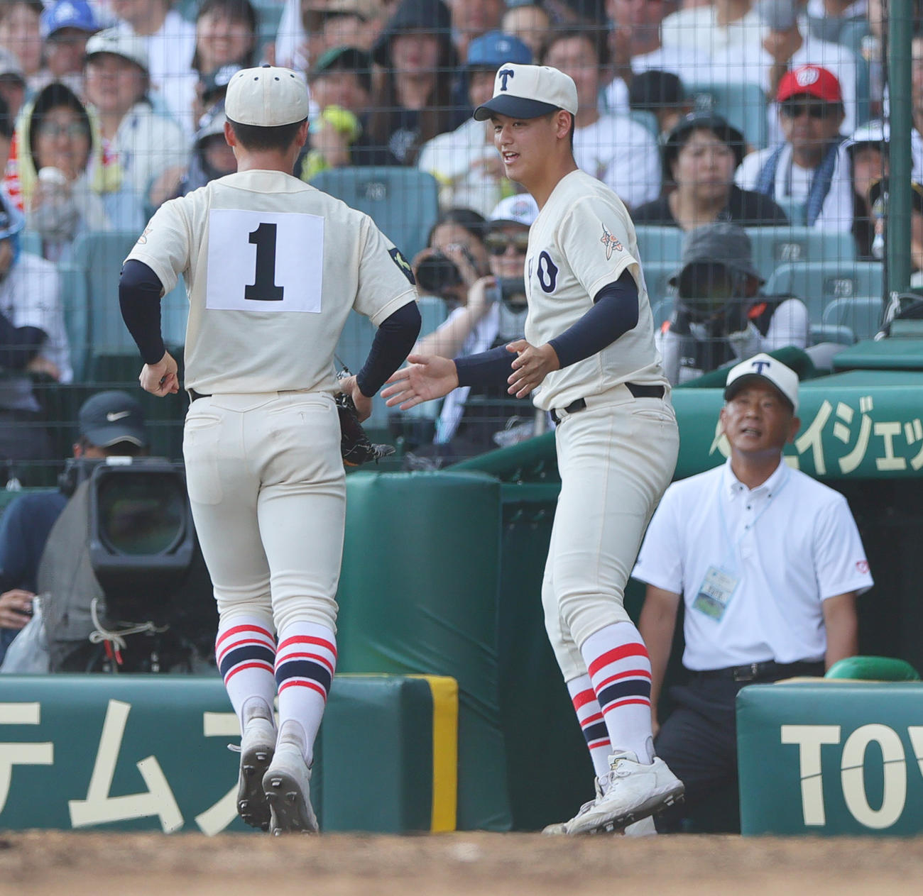 東洋大姫路対西日本短大付　7回裏西日本短大付2死一、二塁、安田を見逃し三振に仕留めたエース木下（左）を出迎える阪下（撮影・上山淳一）