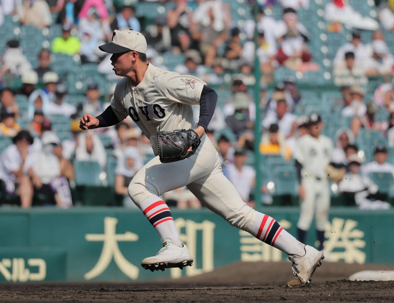 東洋大姫路対西日本短大付　6回裏西日本短大付1死一塁、東洋大姫路・木下鷹大は小川耕平のバントを処理する（撮影・宮崎幸一）