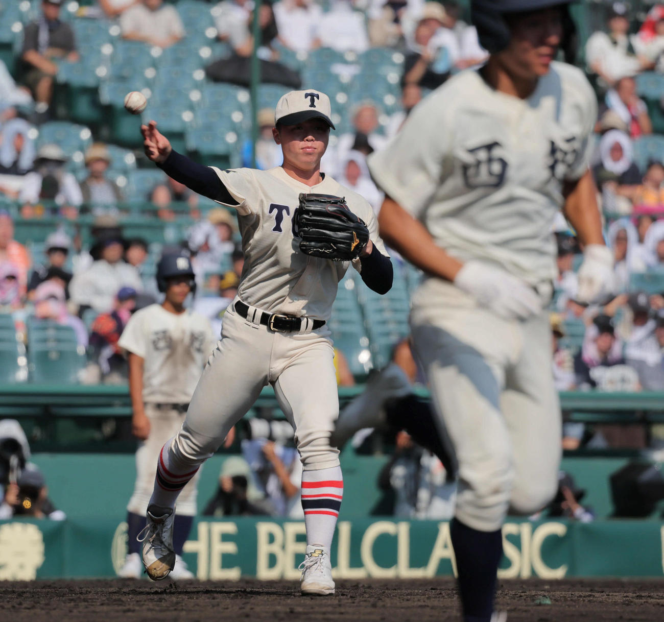東洋大姫路対西日本短大付　6回裏西日本短大付1死一塁、東洋大姫路・木下鷹大は小川耕平のバントを処理する（撮影・宮崎幸一）