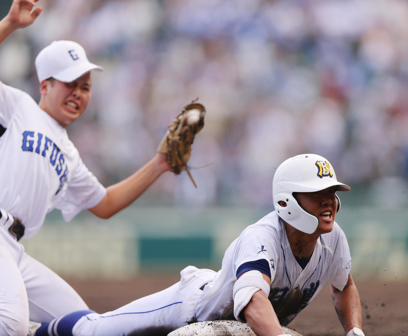 明豊対県岐阜商　2回表明豊無死、川口は左三塁打を放ち三塁にヘッドスライディングしセーフ。左は三塁手内山（撮影・上山淳一）