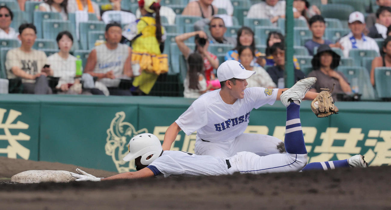 明豊対県岐阜商　2回表明豊無死、川口琥太郎は左翼へ三塁打を放つ（撮影・宮崎幸一）