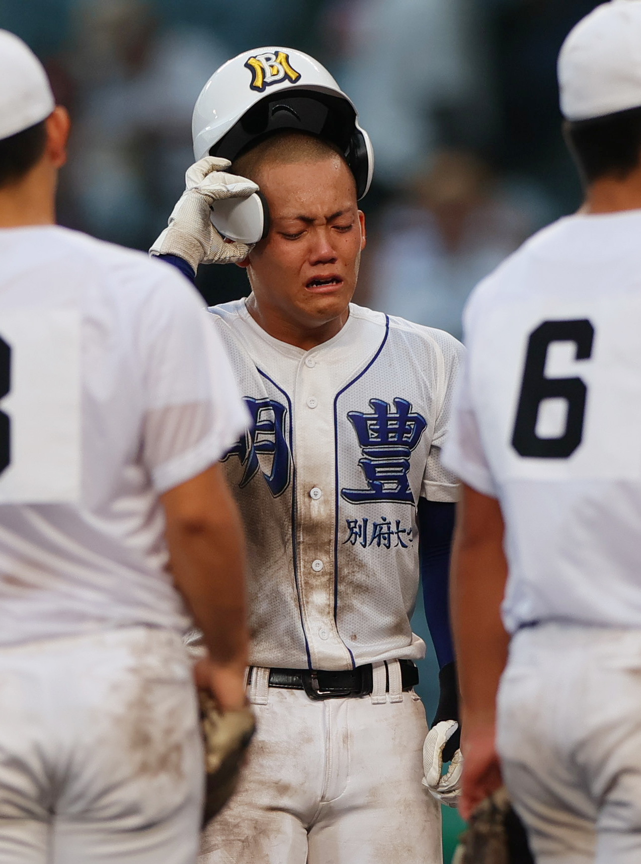 明豊対県岐阜商　9回表明豊2死一塁、最終打者の藤は右飛に終わり涙する（撮影・上山淳一）