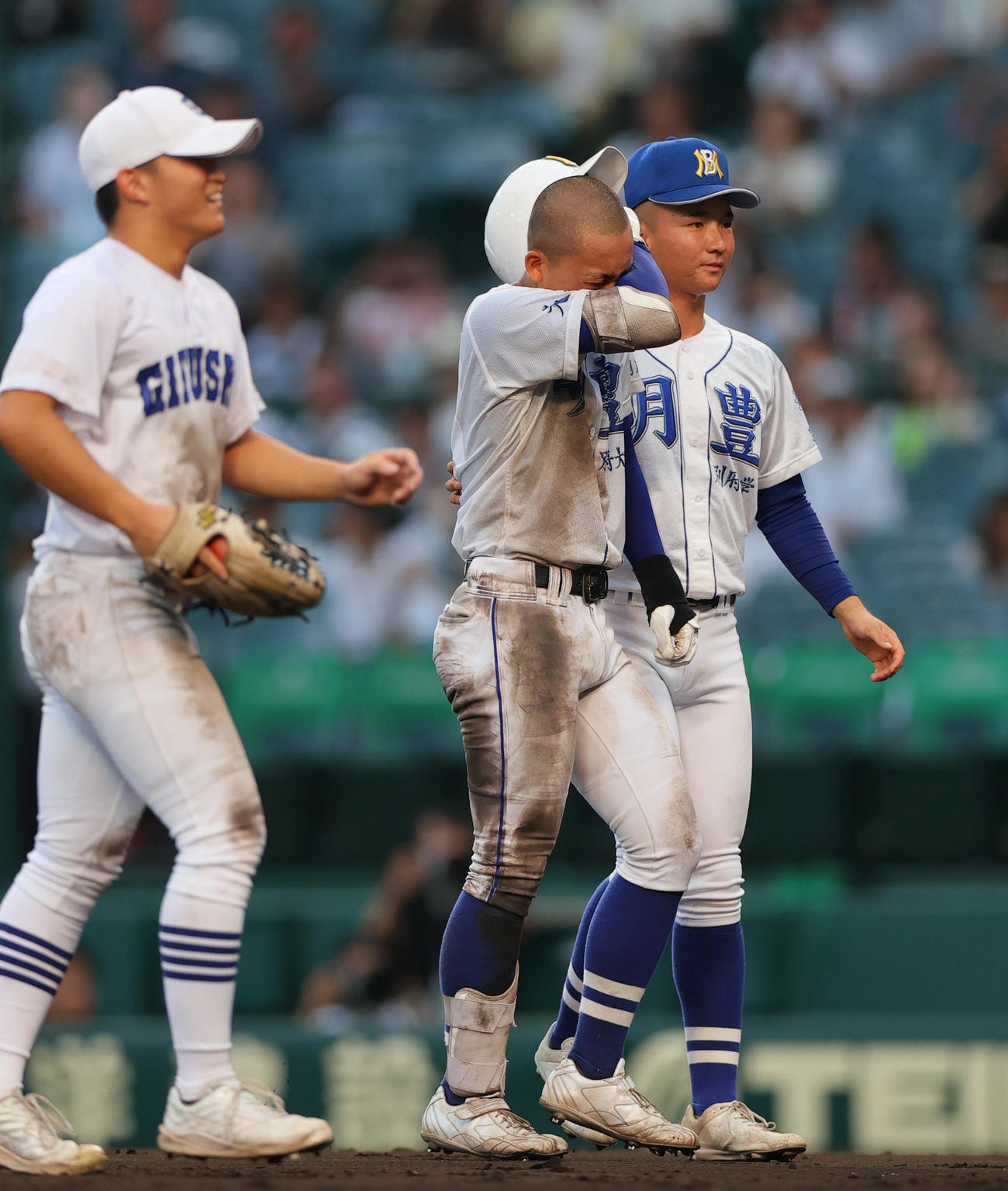 明豊対県岐阜商　9回表明豊2死一塁、藤（中央）の大飛球は右飛に終わりゲームセット、涙しながら整列に向かう（撮影・上山淳一）