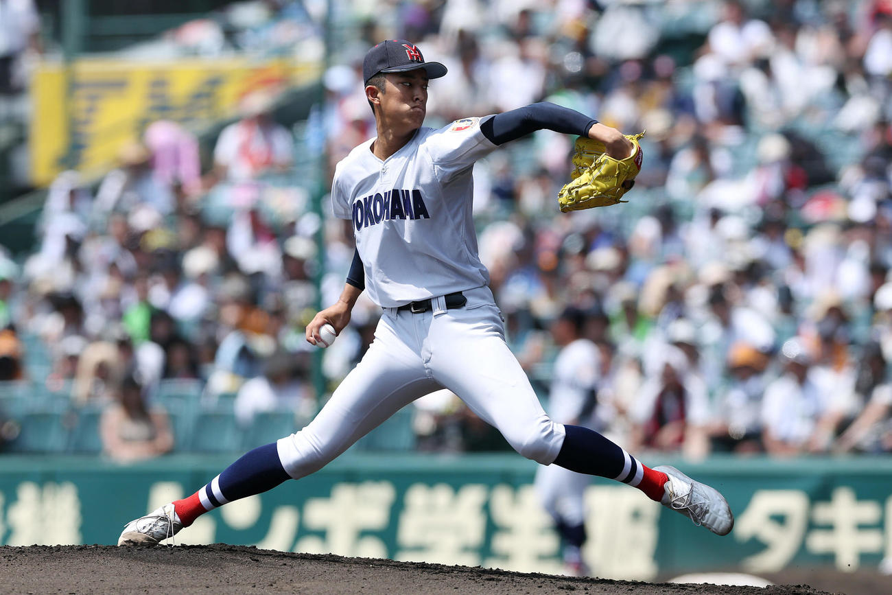 横浜対津田学園　力投する横浜先発の織田（撮影・前田充）