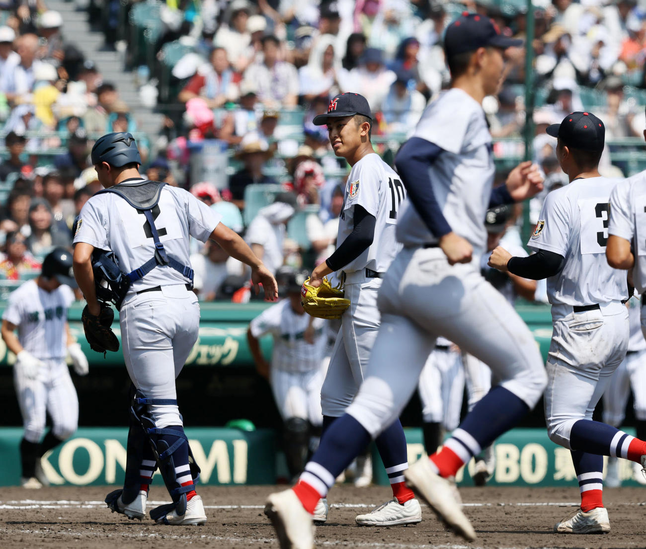 横浜対津田学園　津田学園に勝利し駒橋（左）らナインとタッチする横浜・織田（撮影・加藤哉）