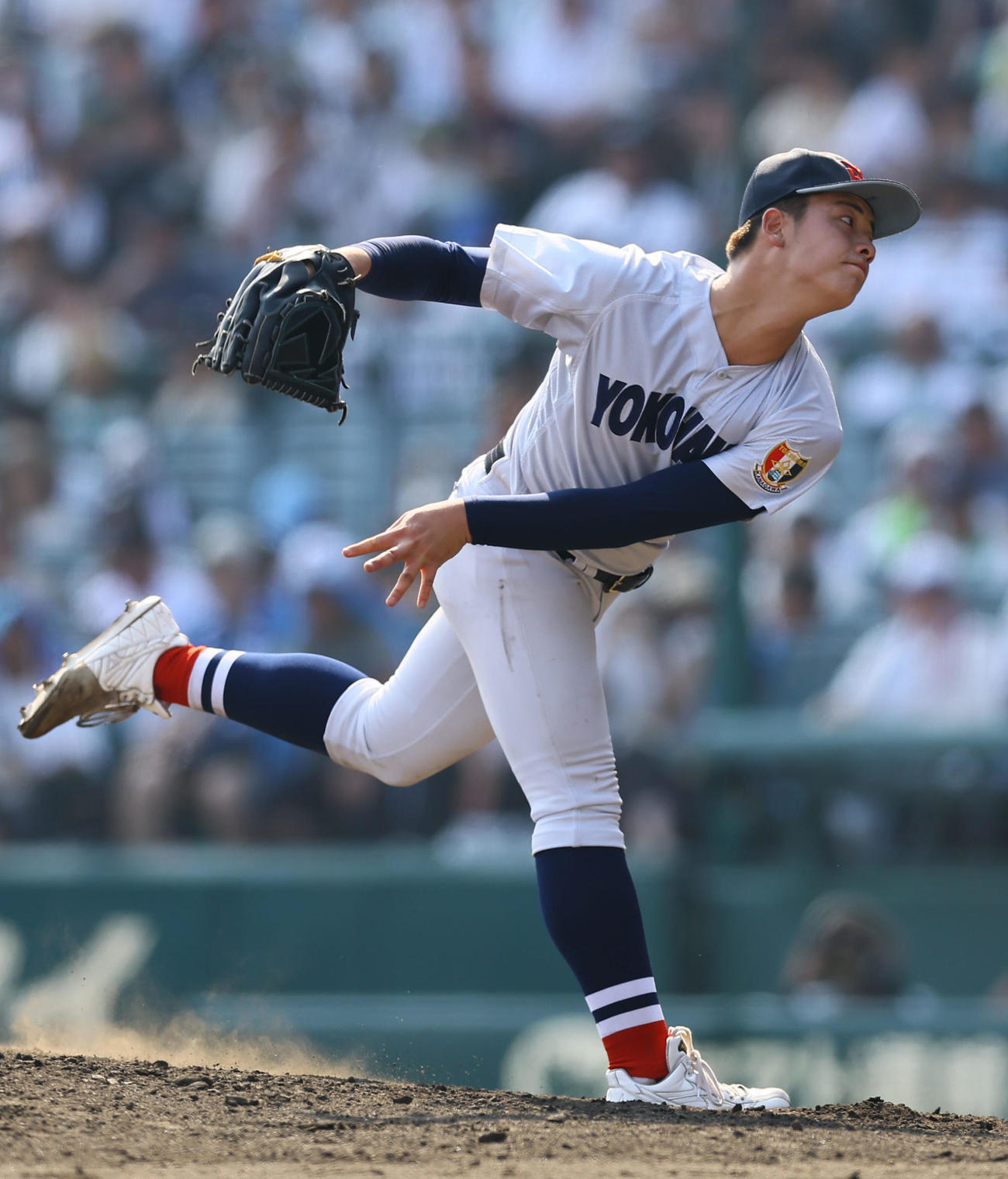 横浜対綾羽　9回途中、3番手で登板した横浜・奥村頼（撮影・藤尾明華）