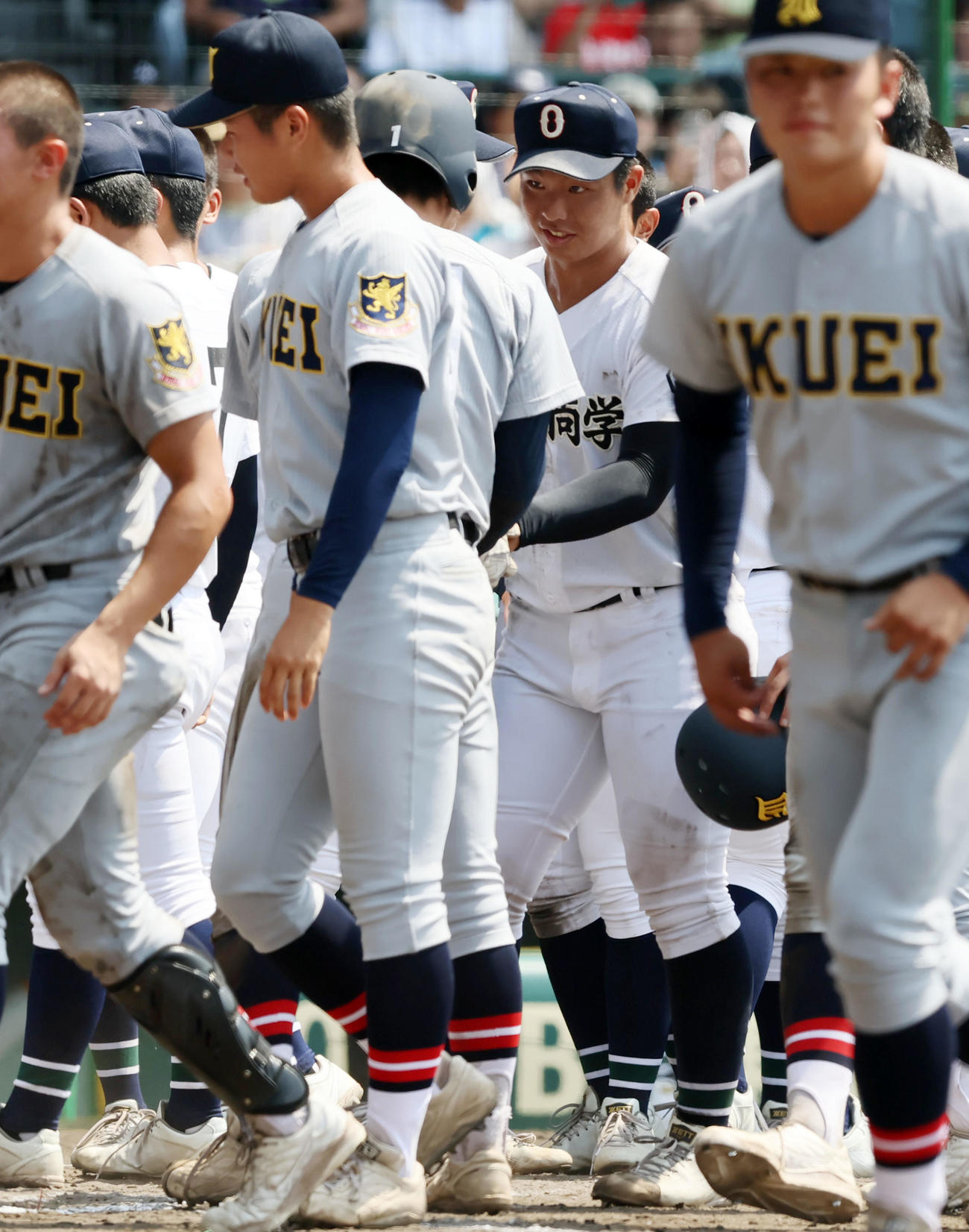 沖縄尚学対仙台育英　試合を終え仙台育英の吉川（左）と握手して会話する沖縄尚学の末吉（撮影・加藤哉）