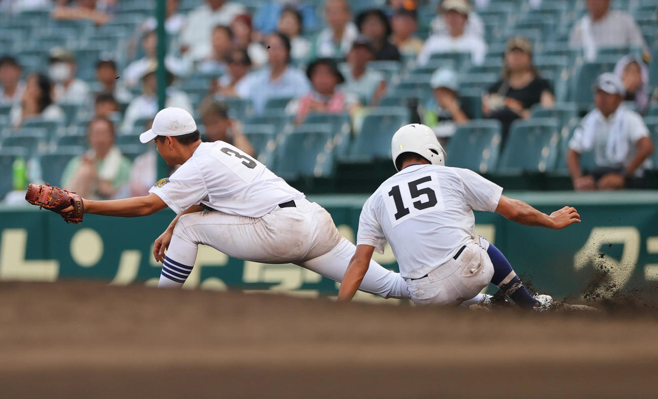 明豊対県岐阜商　8回表明豊無死一塁、右翼手横山は山口の右飛を受け一塁送球で併殺を狙うが一走川口琥太郎はセーフ。左は一塁手坂口（撮影・上山淳一）