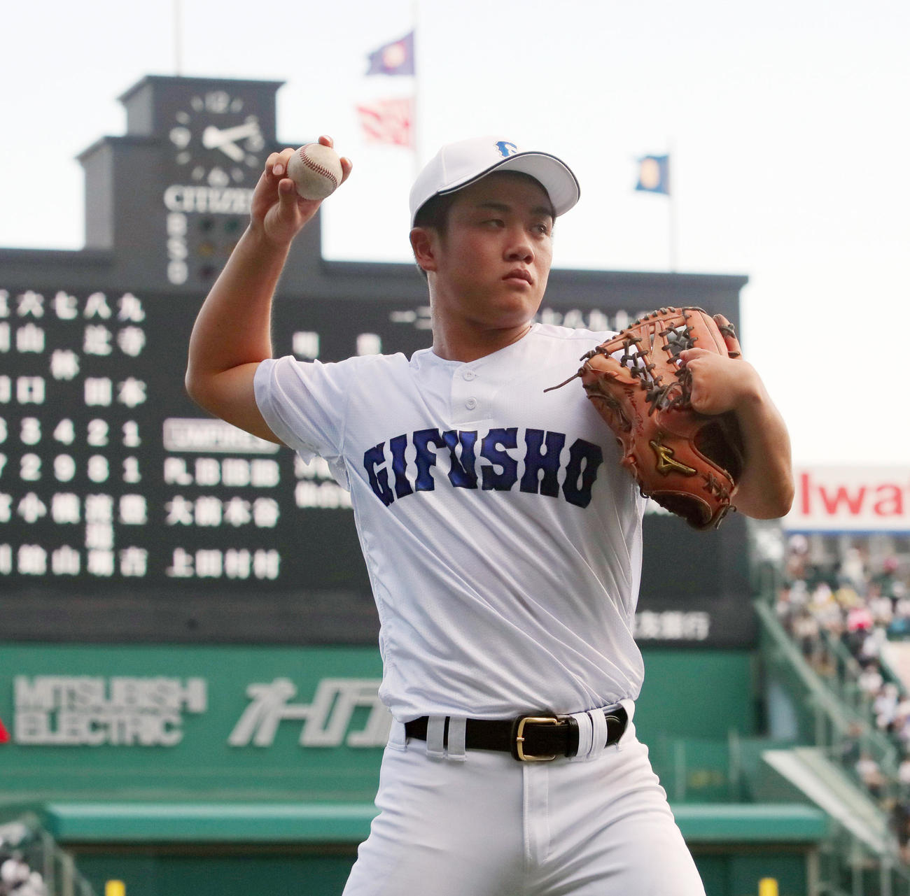 明豊対県岐阜商　試合を前にキャッチボールする県岐阜商の横山（撮影・上山淳一）