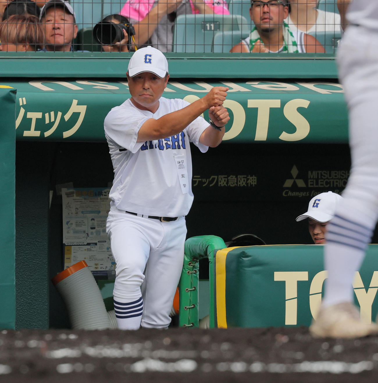 明豊対県岐阜商　ベンチから指示を出す県岐阜商・藤井潤作監督（撮影・宮崎幸一）