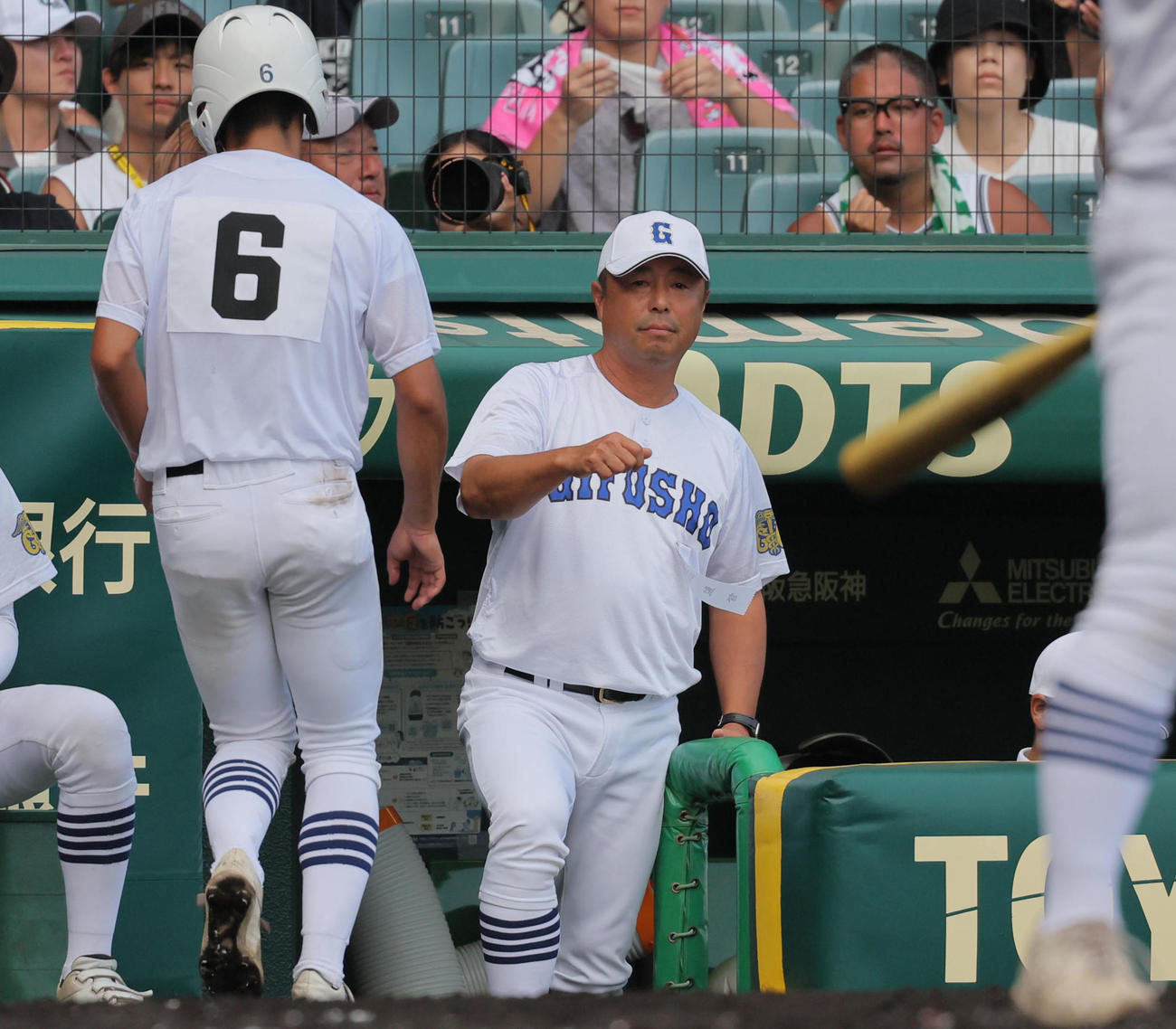 明豊対県岐阜商　ベンチから指示を出す県岐阜商・藤井潤作監督（撮影・宮崎幸一）