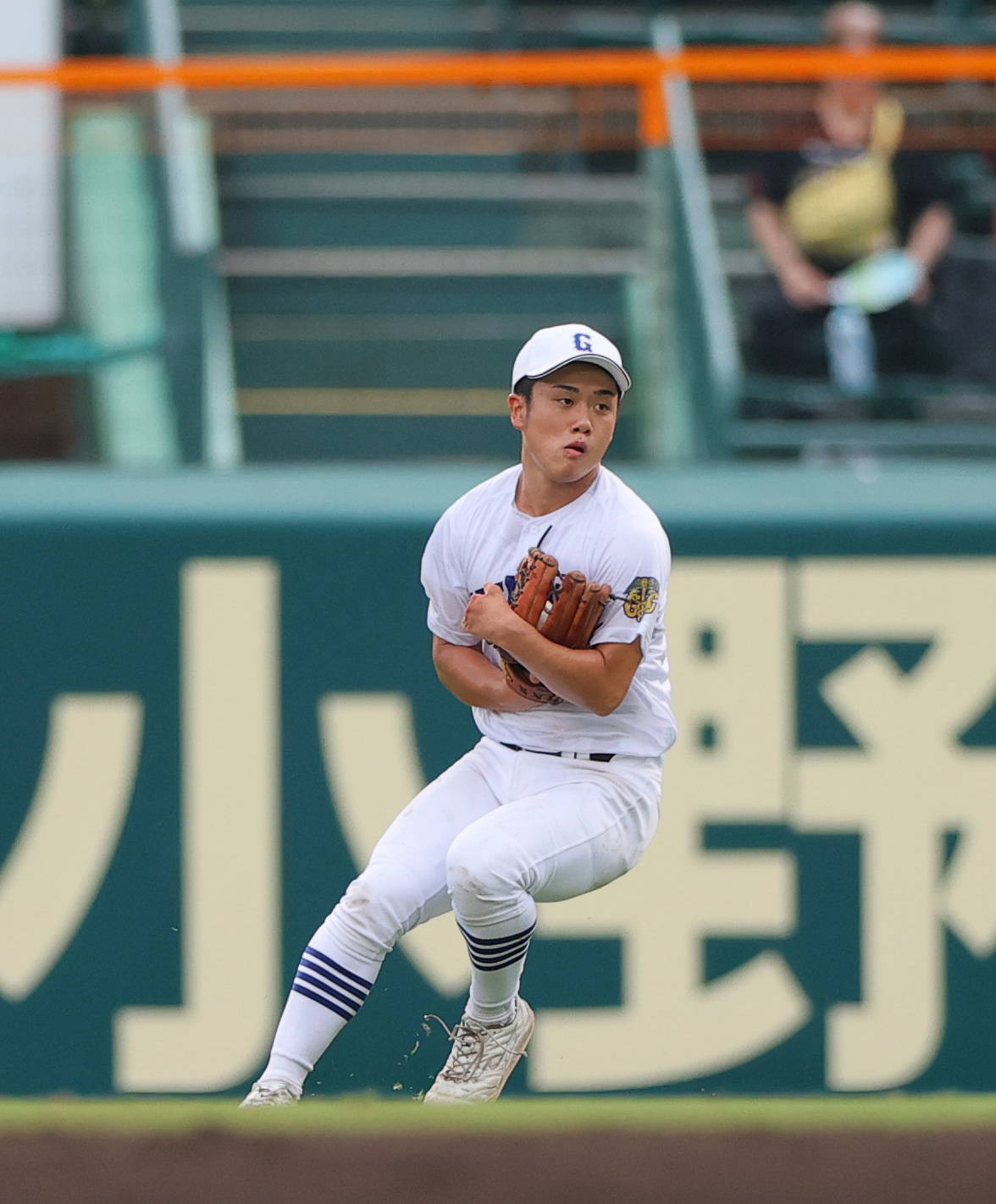 明豊対県岐阜商　8回表明豊無死一塁、右翼手横山は山口の右飛を受け一塁送球で併殺を狙う（撮影・上山淳一）