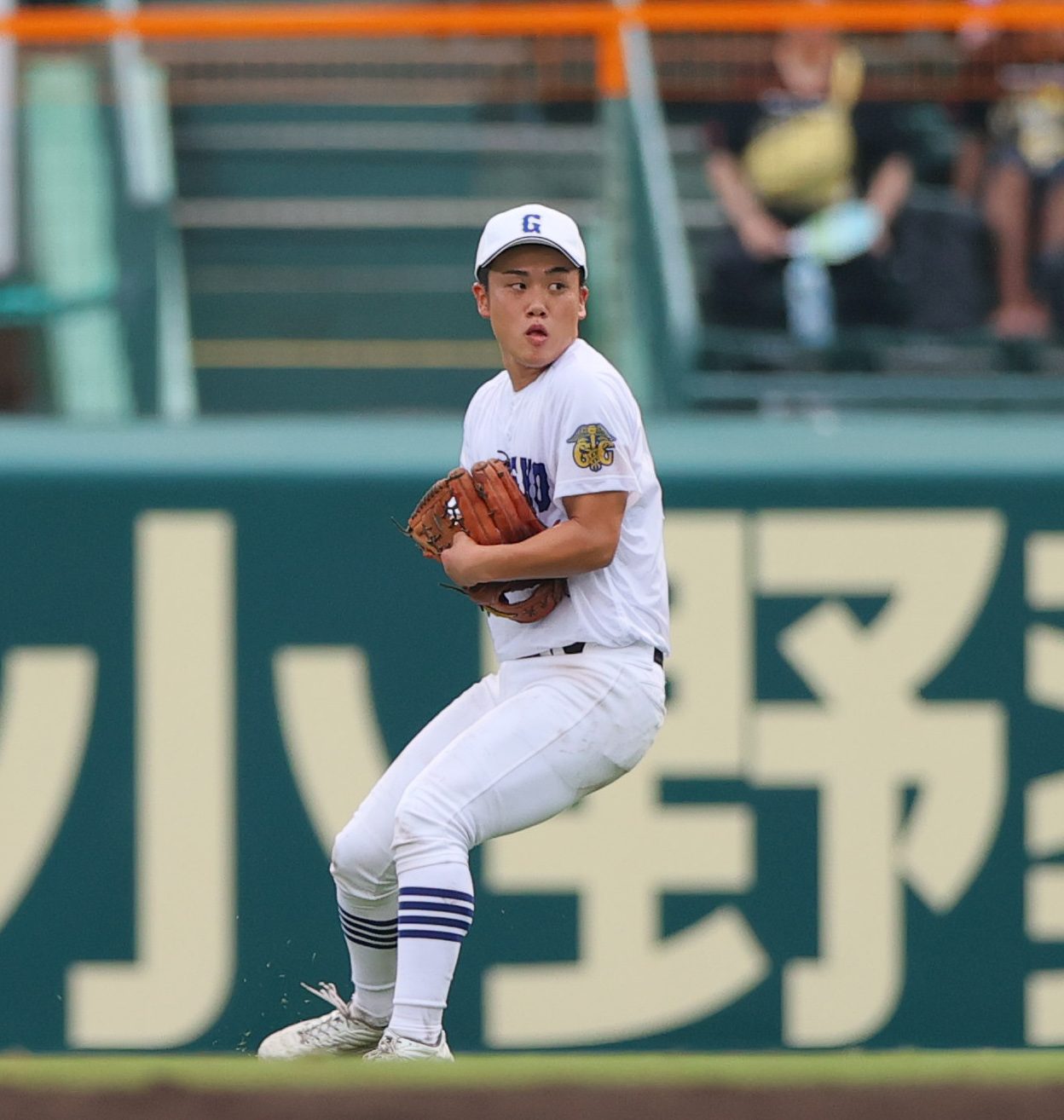 明豊対県岐阜商　8回表明豊無死一塁、右翼手横山は山口の右飛を受け一塁送球で併殺を狙う（撮影・上山淳一）