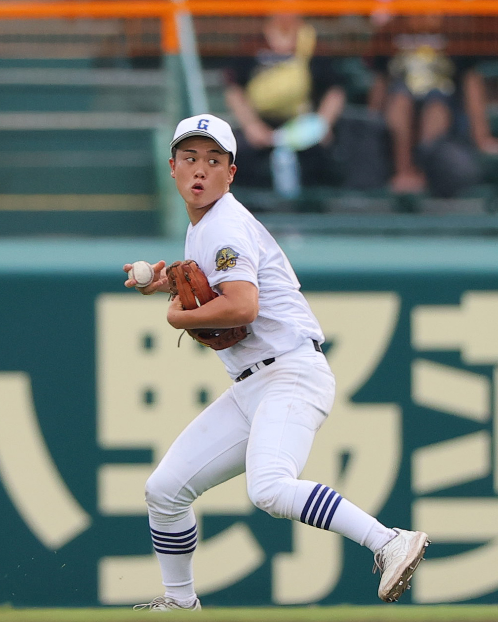 明豊対県岐阜商　8回表明豊無死一塁、右翼手横山は山口の右飛を受け一塁送球で併殺を狙う（撮影・上山淳一）