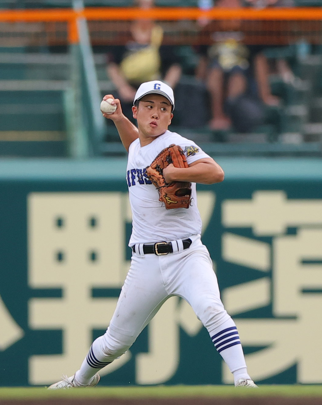 明豊対県岐阜商　8回表明豊無死一塁、右翼手横山は山口の右飛を受け一塁送球で併殺を狙う（撮影・上山淳一）