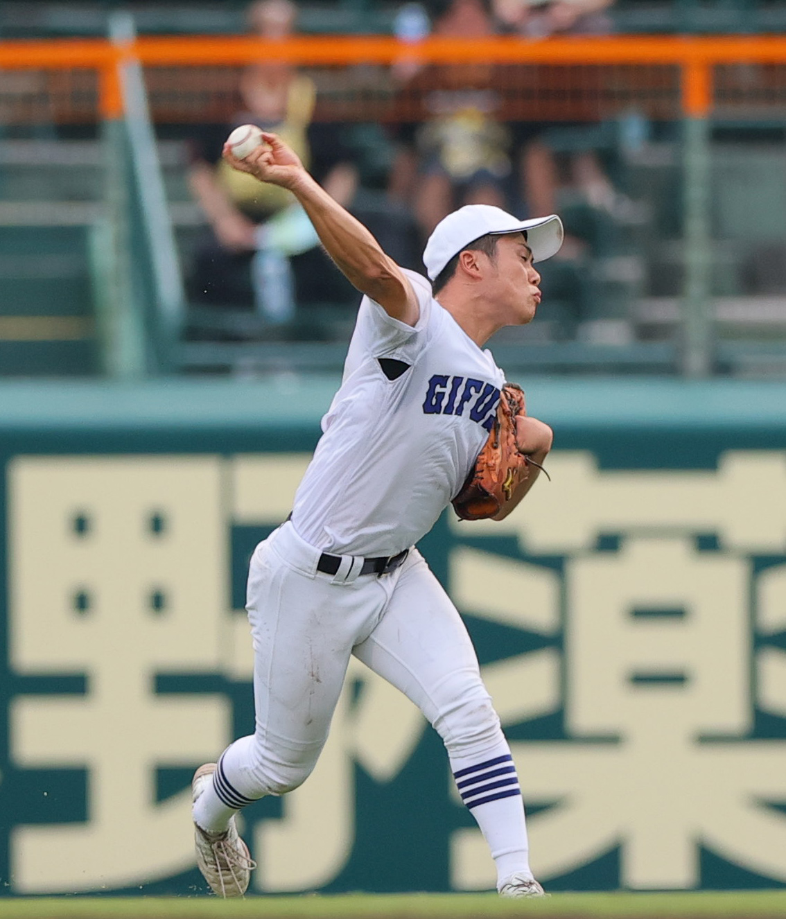 明豊対県岐阜商　8回表明豊無死一塁、右翼手横山は山口の右飛を受け一塁送球で併殺を狙う（撮影・上山淳一）