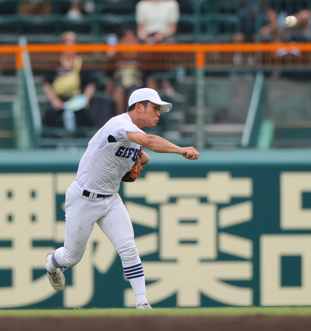 明豊対県岐阜商　8回表明豊無死一塁、右翼手横山は山口の右飛を受け一塁送球で併殺を狙う（撮影・上山淳一）