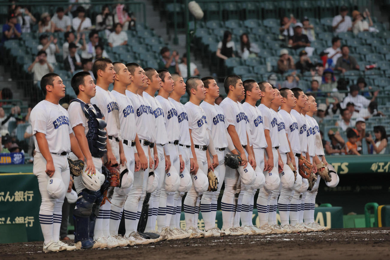 明豊対県岐阜商　校歌を歌う県岐阜商ナイン（撮影・宮崎幸一）