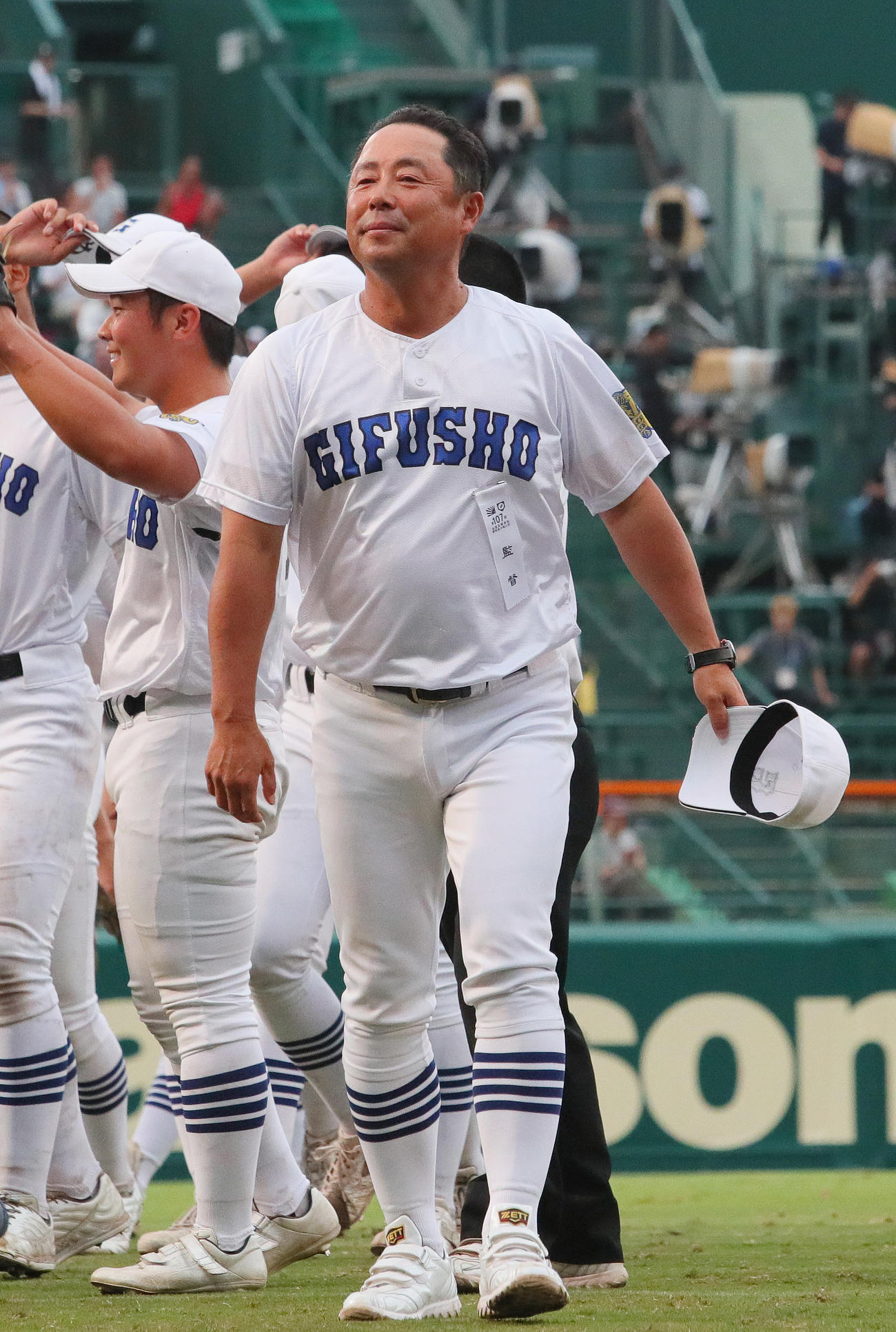 明豊対県岐阜商　明豊に勝利し、スタンドの応援団にあいさつする県岐阜商の藤井監督（撮影・上山淳一）