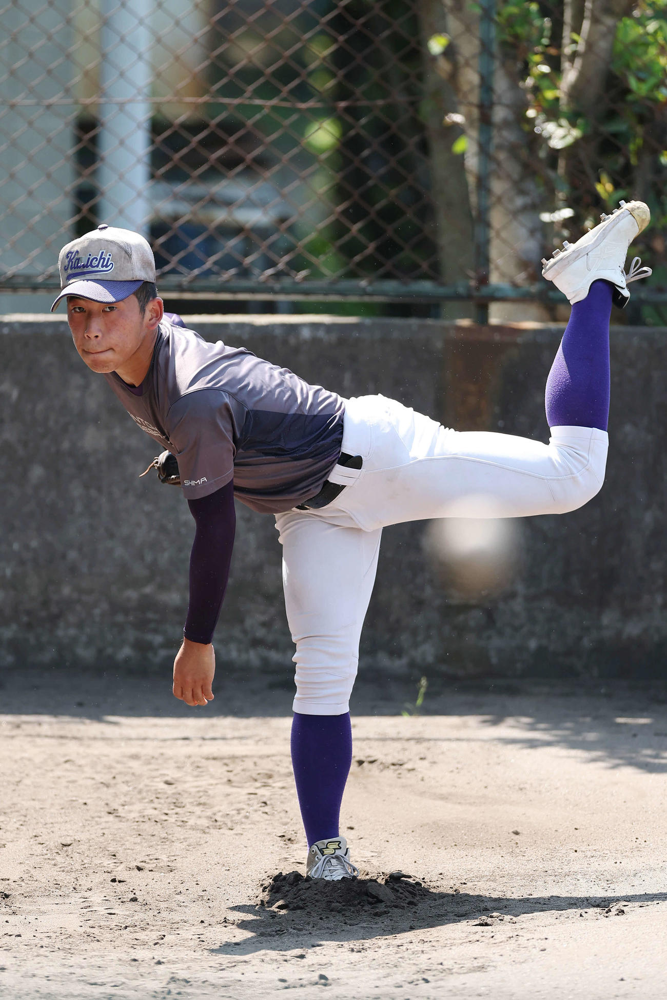ブルペンで投球練習する関東第一・坂本（撮影・前田充）
