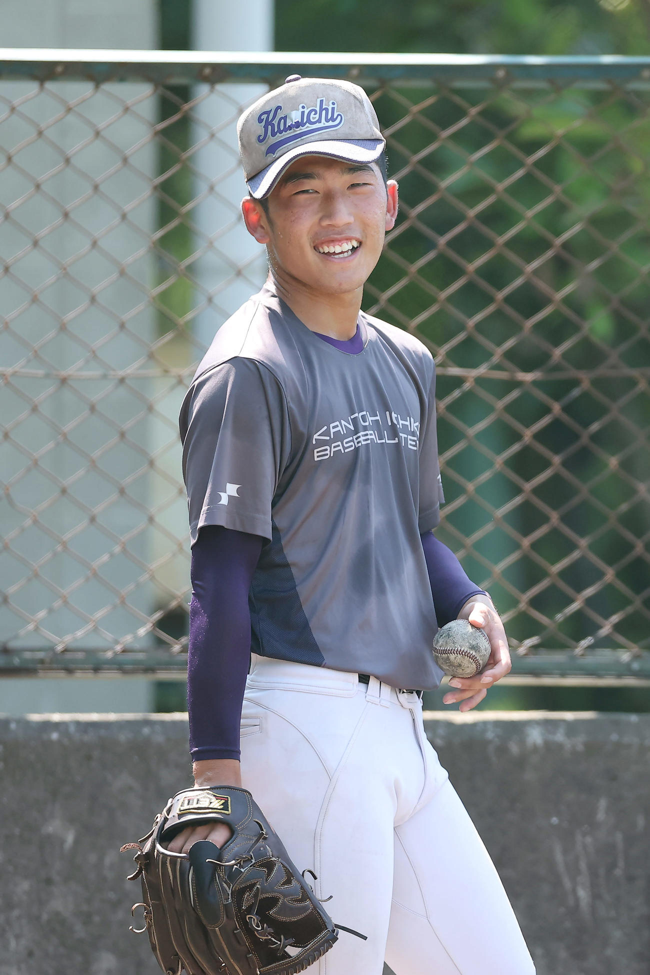 ブルペンで笑顔を見せる関東第一・坂本（撮影・前田充）