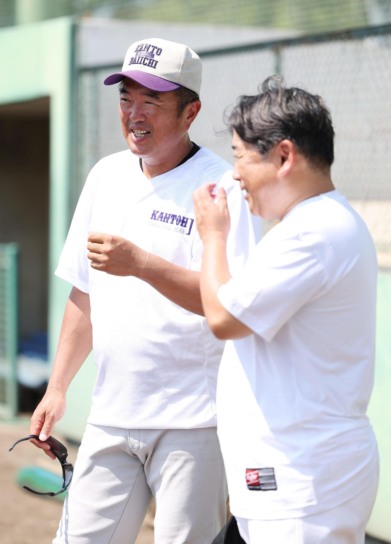 練習を終えた山梨学院・吉田監督（右）と言葉を交わす関東第一・米沢監督（撮影・前田充）