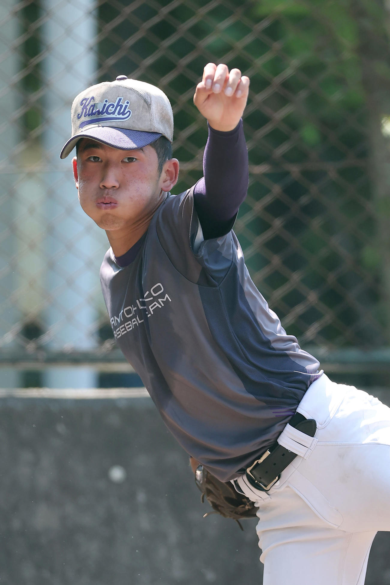 ブルペンで投球練習する関東第一・坂本（撮影・前田充）
