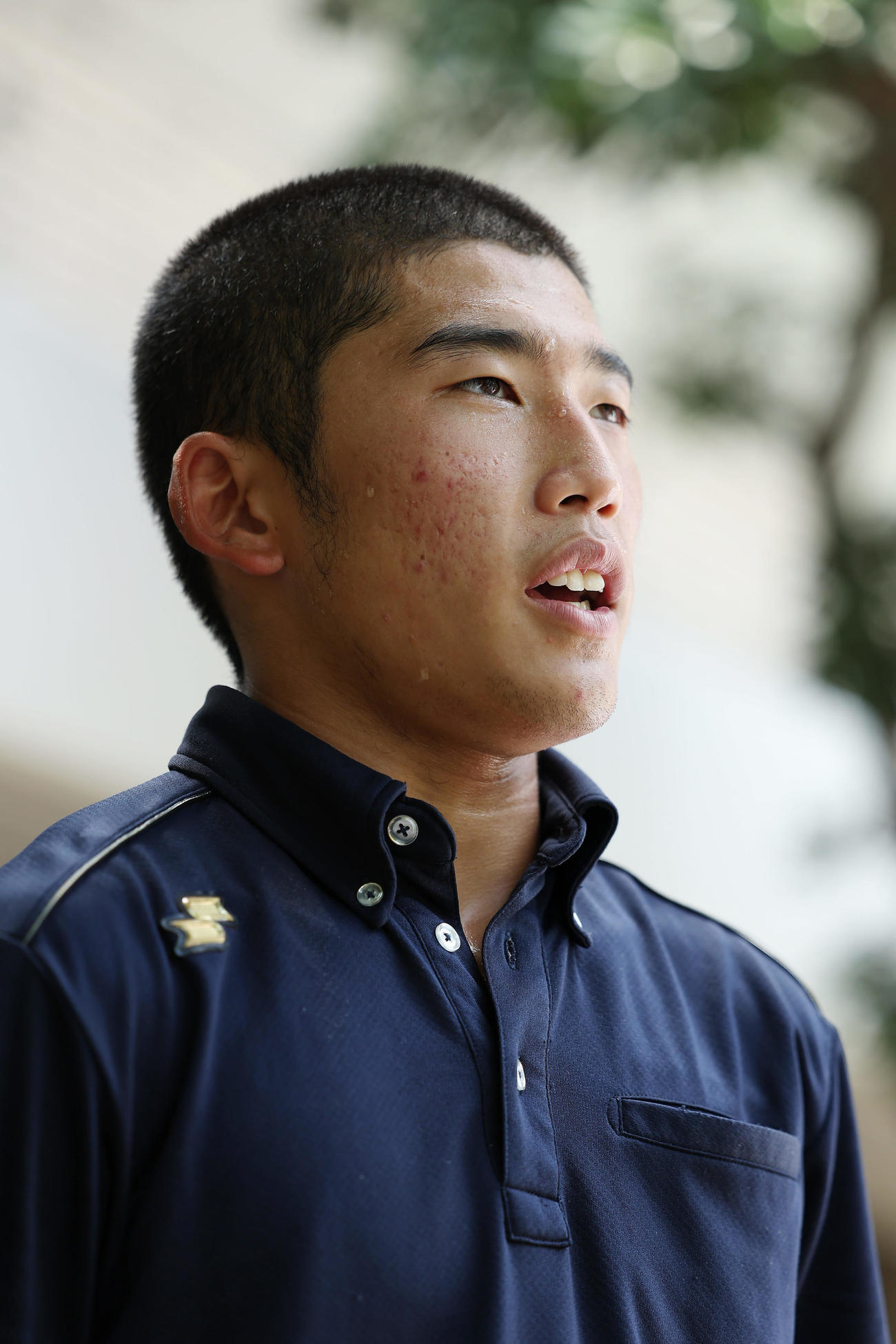 練習後、取材に応じる関東第一・坂本（撮影・前田充）
