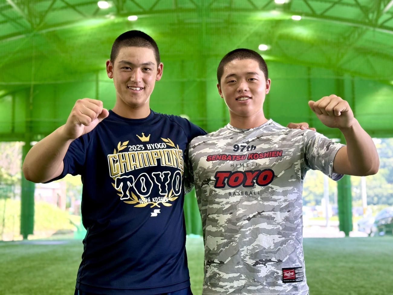 沖縄尚学との準々決勝前日に取材に応じた、東洋大姫路・木下（右）と阪下（撮影・中島麗）