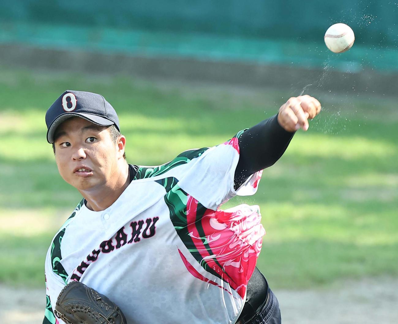 ブルペンで汗を飛ばしながら投球する沖縄尚学・末吉（撮影・上田博志）