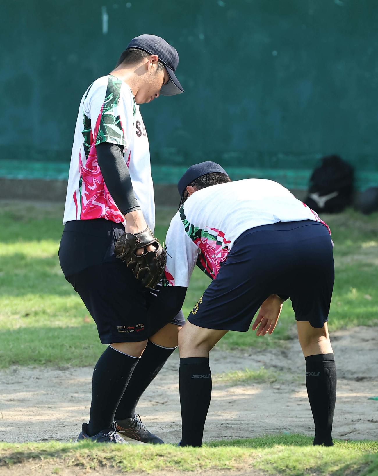 沖縄尚学・末吉（左）は比嘉監督から指導を受ける（撮影・上田博志）