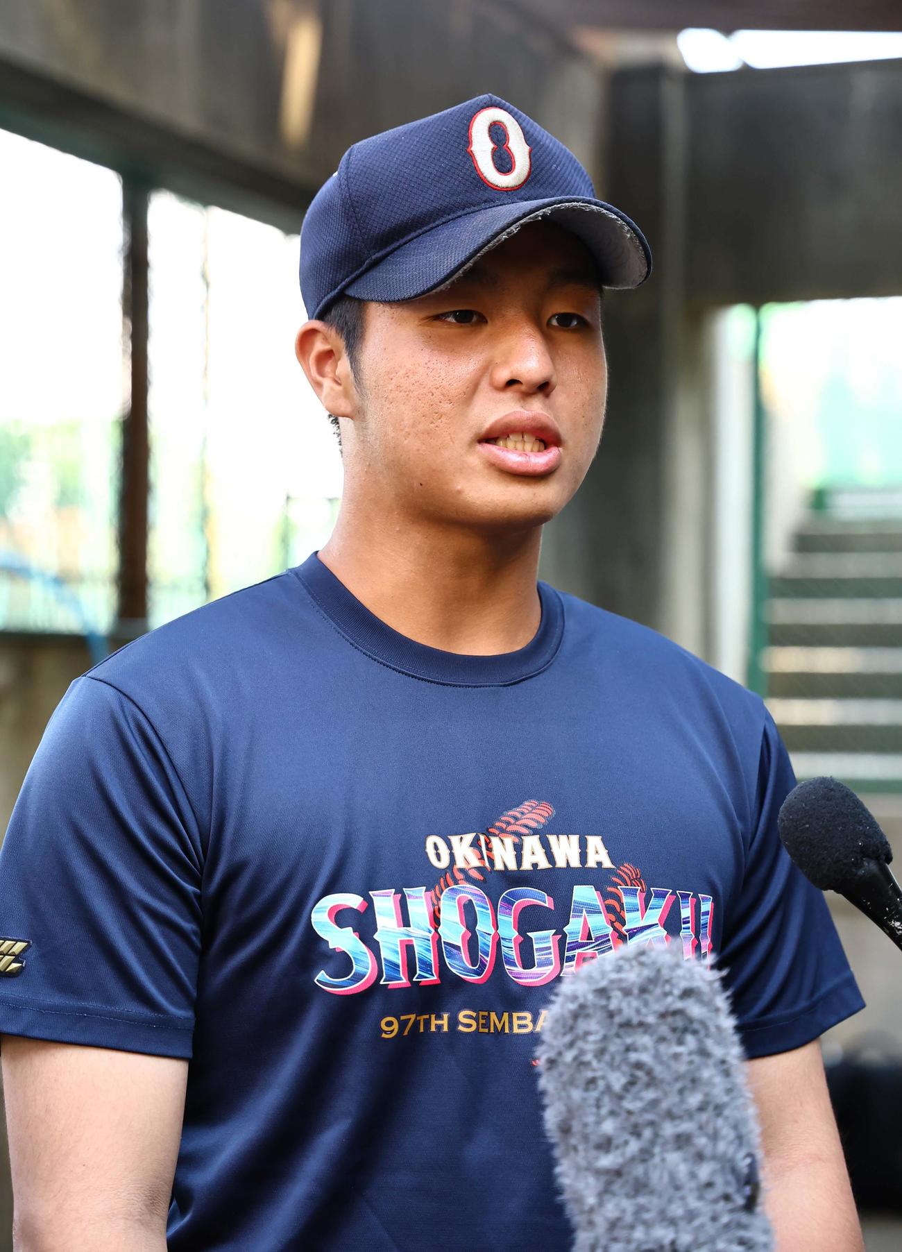 取材を受ける沖縄尚学・末吉（撮影・上田博志）
