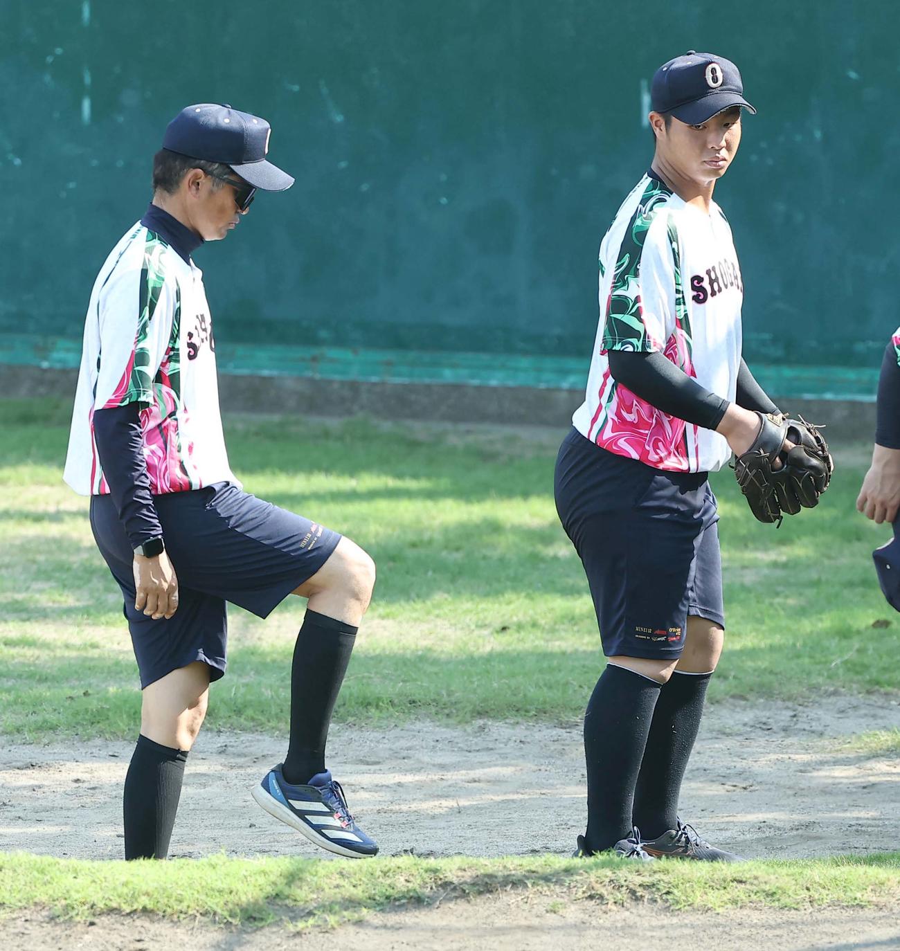 沖縄尚学・末吉（右）は比嘉監督から指導を受ける（撮影・上田博志）