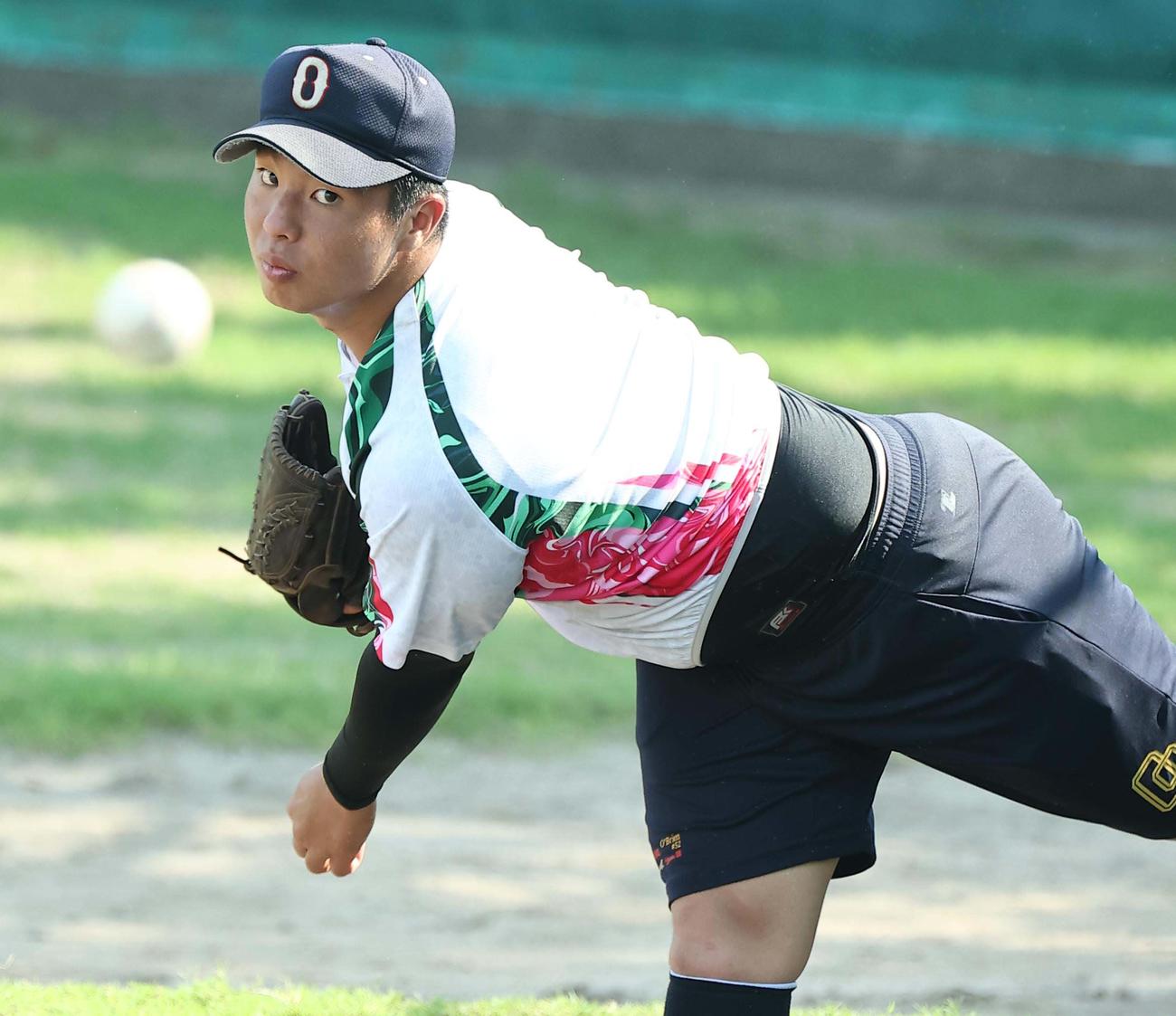 ブルペンで投球練習をする沖縄尚学・末吉（撮影・上田博志）